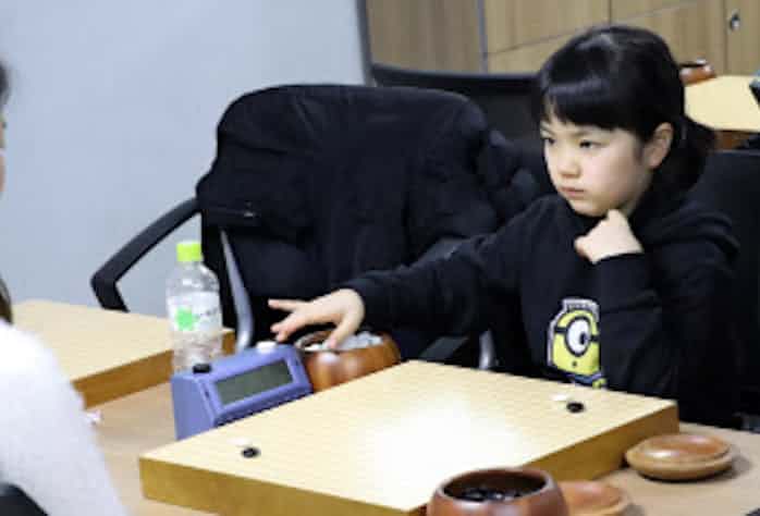 小学生プロ仲邑初段 22日公式デビュー戦 日本経済新聞
