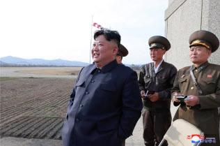 16日に空軍の飛行訓練を視察した金正恩氏=朝鮮中央通信 16日に空軍の飛行訓練を視察した金正恩氏=朝鮮中央通信