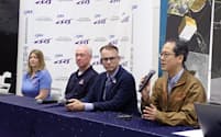 米探査機「オシリス・レックス」のチームのダンテ・ローレッタ教授（右から2人目）らとJAXAの津田雄一プロジェクトマネージャ(右)（18日、相模原市）