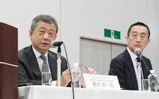 記者会見するLIXILグループの潮田洋一郎会長兼CEO(左)と山梨広一社長兼COO（18日、東京都港区）
