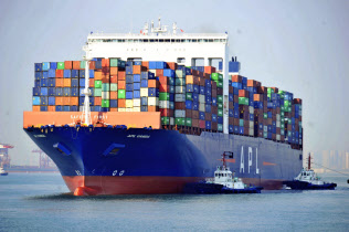 米国は輸入する中国製品の一部品目を制裁関税の対象から外している(中国のコンテナ船)=AP 米国は輸入する中国製品の一部品目を制裁関税の対象から外している(中国のコンテナ船)=AP