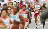 北京五輪女子マラソンでは17キロ付近で先頭集団から遅れ始めた（右から2人目）=共同