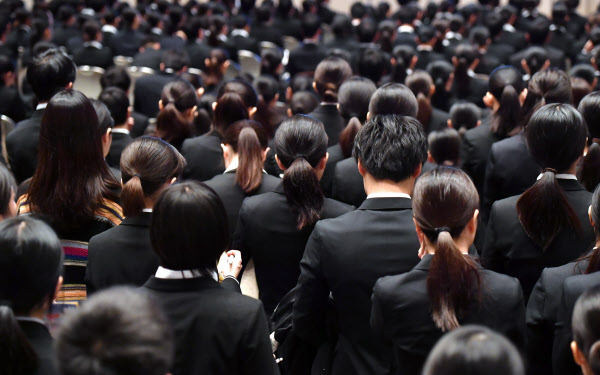 勉強する学生が欲しい」 経団連、通年採用の本音 - 日本経済新聞