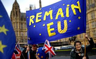 英国会前でEU残留を訴える人々=ロイター 英国会前でEU残留を訴える人々=ロイター