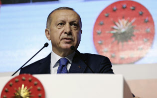自国通貨リラの防衛に苦慮するエルドアン・トルコ大統領=AP 自国通貨リラの防衛に苦慮するエルドアン・トルコ大統領=AP