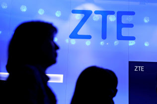 2018年8月に成立した米国防権限法では中興通訊(ZTE)など中国5社から政府機関が製品を調達するのを禁じた=ロイター 2018年8月に成立した米国防権限法では中興通訊(ZTE)など中国5社から政府機関が製品を調達するのを禁じた=ロイター