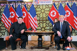 北朝鮮は米国との対話再開を望む(3月にハノイで行われた米朝首脳会談)=ロイター 北朝鮮は米国との対話再開を望む(3月にハノイで行われた米朝首脳会談)=ロイター