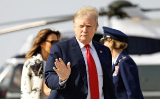 18日、イースター休暇でフロリダの別荘に向かうトランプ大統領=AP 18日、イースター休暇でフロリダの別荘に向かうトランプ大統領=AP