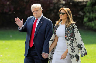18日、捜査報告書の公表後にホワイトハウスを離れるトランプ大統領とメラニア夫人=ロイター 18日、捜査報告書の公表後にホワイトハウスを離れるトランプ大統領とメラニア夫人=ロイター