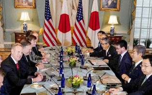 19日、ワシントンで開かれた日米の外務・防衛担当閣僚協議に出席した(左手前から)米国のシャナハン国防長官代行、ポンペオ国務長官と、(右手前2人目から)岩屋防衛相、河野外相=ロイター 19日、ワシントンで開かれた日米の外務・防衛担当閣僚協議に出席した(左手前から)米国のシャナハン国防長官代行、ポンペオ国務長官と、(右手前2人目から)岩屋防衛相、河野外相=ロイター
