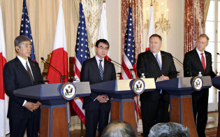 日米2プラス2を終え、記者会見する河野外相(左から2人目)ら(19日、ワシントン)=共同 日米2プラス2を終え、記者会見する河野外相(左から2人目)ら(19日、ワシントン)=共同