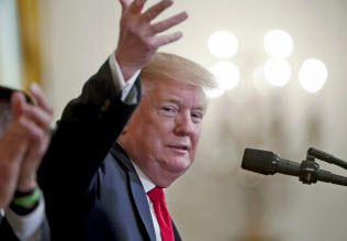 トランプ米大統領はロシア疑惑について、完全無罪を主張しているが…(18日、ワシントン)=AP トランプ米大統領はロシア疑惑について、完全無罪を主張しているが…(18日、ワシントン)=AP