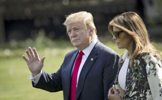 18日、ホワイトハウスを出るトランプ米大統領(左)とメラニア夫人=ワシントン(ゲッティ=共同) 18日、ホワイトハウスを出るトランプ米大統領(左)とメラニア夫人=ワシントン(ゲッティ=共同)