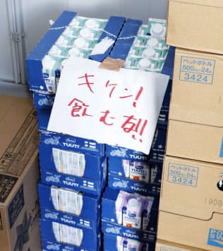 張り紙がされた液体ミルク（2018年9月、北海道安平町）＝共同
