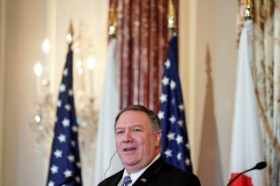 ワシントンでの記者会見に臨むポンペオ米国務長官(19日)=ロイター ワシントンでの記者会見に臨むポンペオ米国務長官(19日)=ロイター