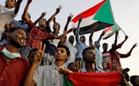 スーダンの首都ハルツームでは市民らが「勝利」を宣言した（17日）=ロイター