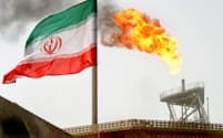 イラン産原油の調達は極めて困難になる（イランの油田）=ロイター