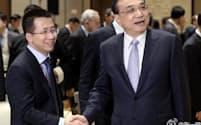 中国の李克強首相と握手し、中央政府と親密ぶりをアピールするバイトダンスの張CEO(左)。（張CEOの微博から）