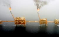 ペルシャ湾の石油設備=ロイター