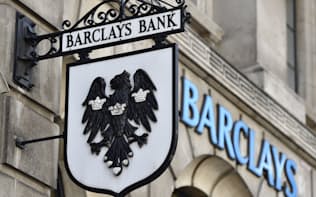 英バークレイズは投資銀行部門のボーナス減を検討している=ロイター
