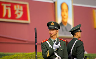 中国共産党は「五・四運動」から100年、天安門事件から30年の節目の今年、これに乗じて現状を批判する活動が広がるのを警戒している=ロイター 中国共産党は「五・四運動」から100年、天安門事件から30年の節目の今年、これに乗じて現状を批判する活動が広がるのを警戒している=ロイター
