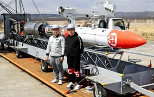 公開されたモモ3号機の前に立つインターステラの稲川社長(左)と堀江氏(12日、北海道大樹町) 公開されたモモ3号機の前に立つインターステラの稲川社長(左)と堀江氏(12日、北海道大樹町)