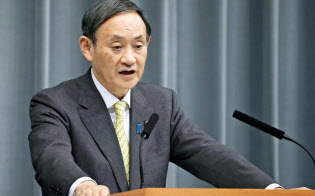 菅氏は記者会見で、ドコモのプランについて評価した(23日、首相官邸)=共同 菅氏は記者会見で、ドコモのプランについて評価した(23日、首相官邸)=共同