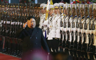 ロシア訪問に出発する金正恩朝鮮労働党委員長(24日未明)=朝鮮中央通信
ロシア訪問に出発する金正恩朝鮮労働党委員長(24日未明)=朝鮮中央通信