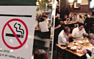 五輪を控え加速する受動喫煙対策。完全禁煙の居酒屋も増えている（東京・銀座の「権八」）=2017年6月