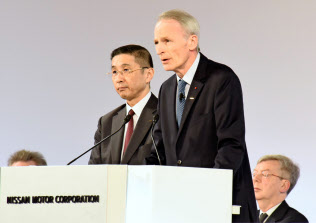 日産自動車の株主総会にであいさつする仏ルノーのスナール会長(右)=AP 日産自動車の株主総会にであいさつする仏ルノーのスナール会長(右)=AP