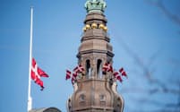スリランカのテロ犠牲者には各国が哀悼の意を表明した（コペンハーゲンで掲げられた半旗）=ロイター