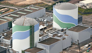 九州電力川内原発1号機(左)。右は2号機(鹿児島県薩摩川内市) 九州電力川内原発1号機(左)。右は2号機(鹿児島県薩摩川内市)