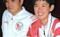 1992年8月、バルセロナ五輪女子マラソンで銀メダルを獲得し、記者会見する有森裕子選手（右）と故・小出義雄監督=共同