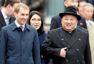 ウラジオストクに到着する金正恩氏(右)(24日)=ロイター ウラジオストクに到着する金正恩氏(右)(24日)=ロイター