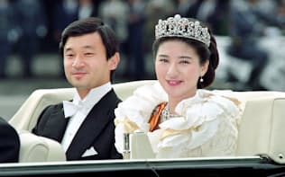 皇居から東宮仮御所への結婚祝賀パレードに出発する両陛下（1993年6月9日）