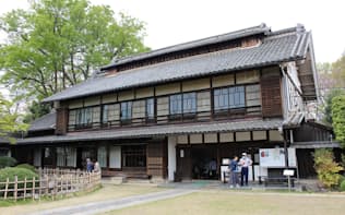 渋沢栄一の生地に建つ旧渋沢邸「中の家」にも多くの観光客が訪れている。