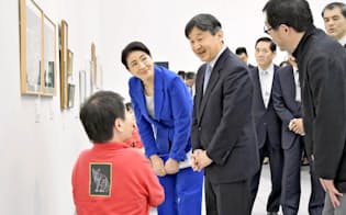 国民文化祭が行われた大分県で、障害者アートの展覧会を鑑賞する天皇、皇后両陛下（2018年10月）=共同