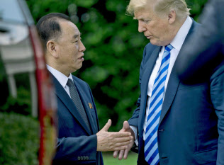 対米交渉に携わってきた金英哲氏(左)=AP 対米交渉に携わってきた金英哲氏(左)=AP
