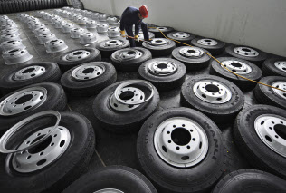 米国では中国製タイヤホイールが安く販売されており、米国メーカーが不満を募らせている=ロイター 米国では中国製タイヤホイールが安く販売されており、米国メーカーが不満を募らせている=ロイター