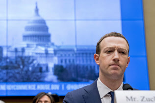 2018年4月、個人情報流出問題で米議会で証言するフェイスブックのザッカーバーグCEO=AP 2018年4月、個人情報流出問題で米議会で証言するフェイスブックのザッカーバーグCEO=AP