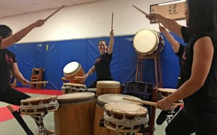 NY市拠点の太鼓グループ「僧太鼓（そうだいこ）」の練習風景。女性たちがメーンの奏者となり舞台をひっぱる場面も多い。