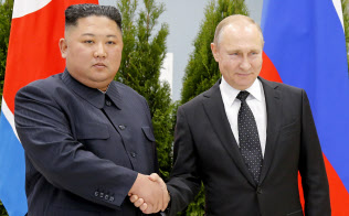 北朝鮮の金正恩委員長と握手するロシアのプーチン大統領(25日、ウラジオストク)=AP 北朝鮮の金正恩委員長と握手するロシアのプーチン大統領(25日、ウラジオストク)=AP