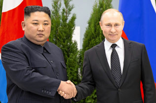 初の首脳会談に臨む金正恩委員長(左)とプーチン大統領(25日、ウラジオストク)=AP 初の首脳会談に臨む金正恩委員長(左)とプーチン大統領(25日、ウラジオストク)=AP