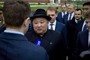 ロシアメディアのインタビューに応じる金正恩委員長(24日、ハサン駅)=ロイター ロシアメディアのインタビューに応じる金正恩委員長(24日、ハサン駅)=ロイター