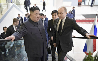 会談した金正恩委員長(左)とプーチン大統領(25日、ウラジオストク)=ロイター
会談した金正恩委員長(左)とプーチン大統領(25日、ウラジオストク)=ロイター