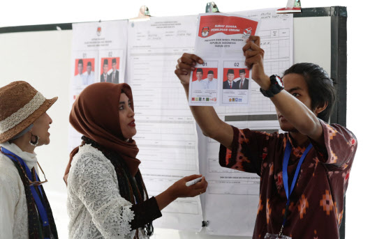 インドネシア選挙 開票で死者0人超 同日選に批判 日本経済新聞