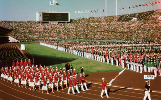 1964年10月10日、東京五輪開会式で入場行進する日本選手団=共同 1964年10月10日、東京五輪開会式で入場行進する日本選手団=共同