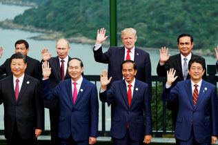 日本の安倍晋三首相(右下)は、米中の新冷戦にしたたかに対応できるか=ロイター 日本の安倍晋三首相(右下)は、米中の新冷戦にしたたかに対応できるか=ロイター