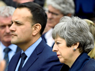 メイ英首相(右)とバラッカー・アイルランド首相は、暴動事件をきっかけに北アイルランドの自治政府再開へ自ら動いた(ロイター) メイ英首相(右)とバラッカー・アイルランド首相は、暴動事件をきっかけに北アイルランドの自治政府再開へ自ら動いた(ロイター)