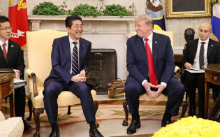 笑顔で会談する安倍首相(中央左)とトランプ米大統領(同右)=26日、ワシントンのホワイトハウス(共同) 笑顔で会談する安倍首相(中央左)とトランプ米大統領(同右)=26日、ワシントンのホワイトハウス(共同)